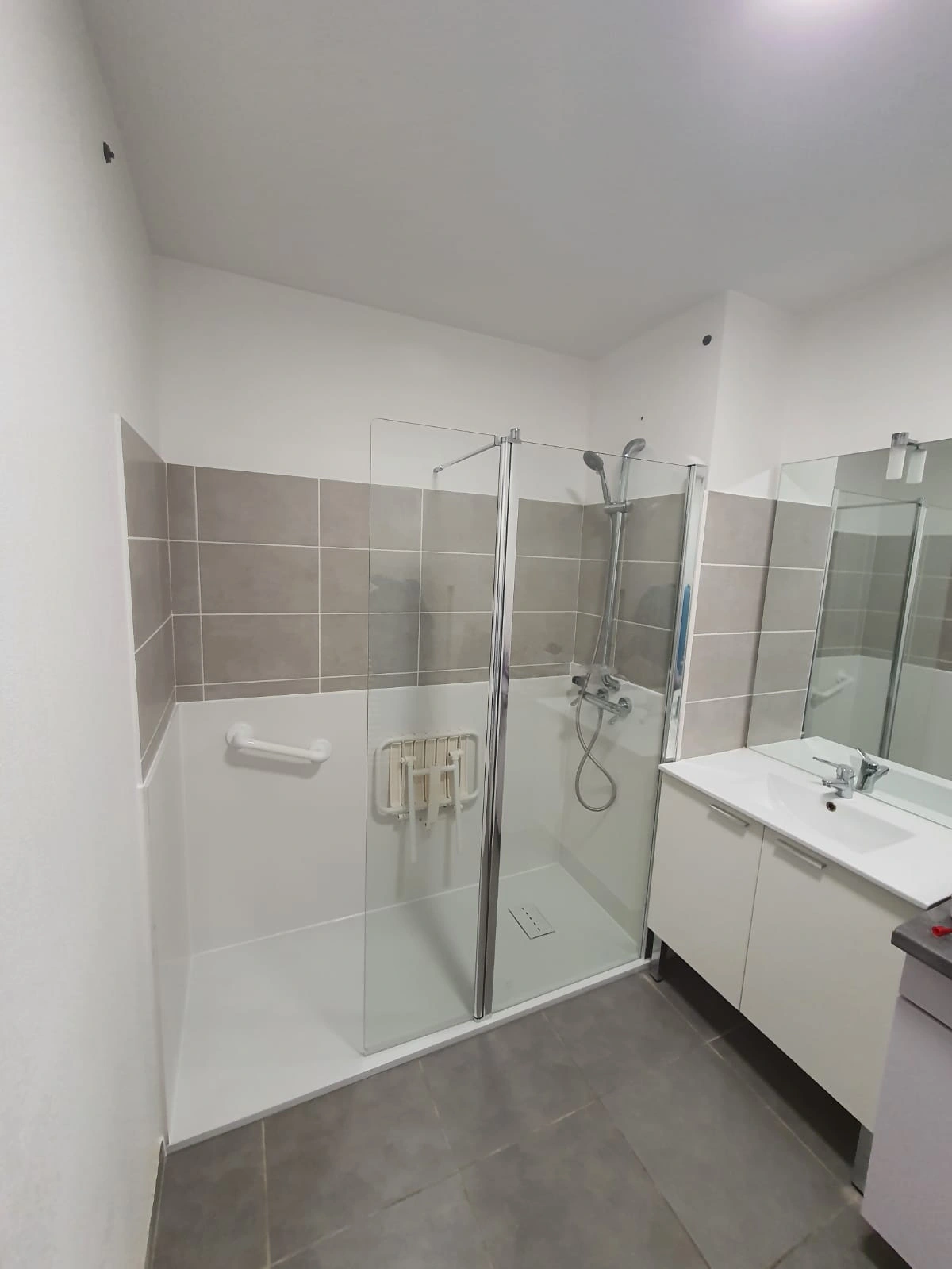 rénovation salle de bain avec douche à l'italienne pour senior