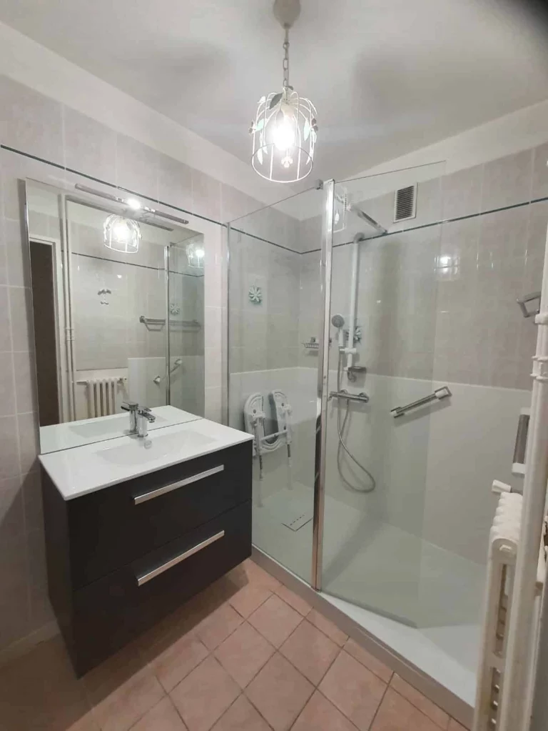 travaux de rénovation douche senior