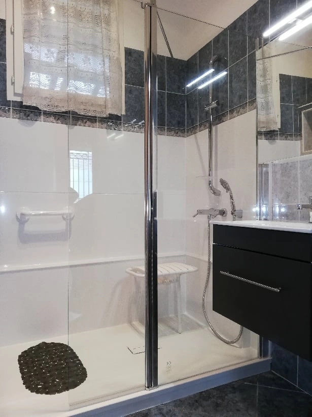 transformer baignoire en douche pour des seniors